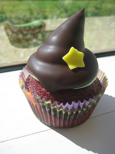 Magical witch or wizard hat cupcakes for Halloween how to make witch hat cupcakes
