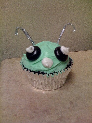 Fun alien space themed cupcakes green alien cupcake design