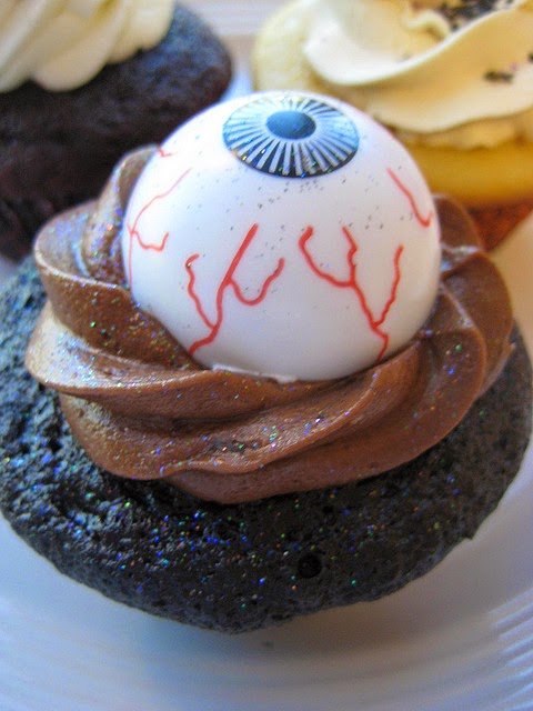 Rather gruesome eerie eyeball cupcakes for Halloween easy halloween eyeball cupcakes