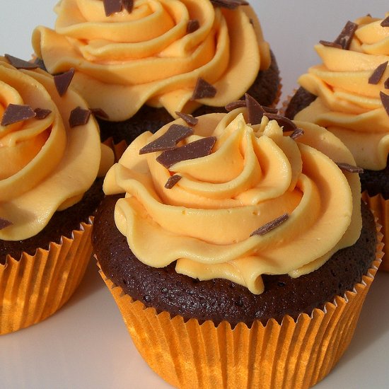 Sweet and Spooky Decorating Ideas for Some Creepy Halloween Cupcakes orange and chocolate cupcakes halloween colors