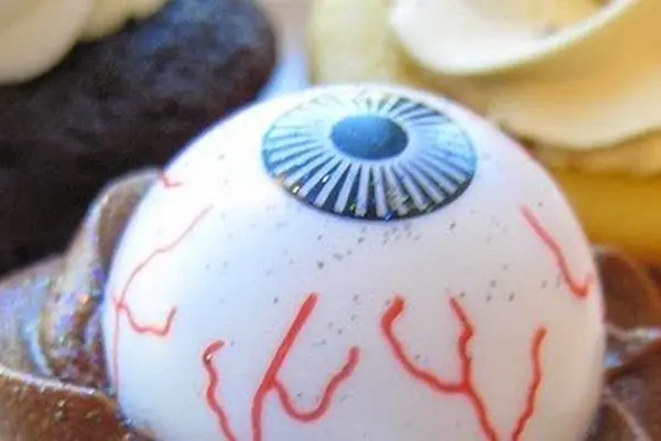 How to Make Halloween Eyeball Cupcakes