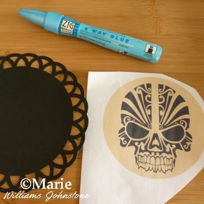 Skull free printable, zig glue pen and black scallop frame