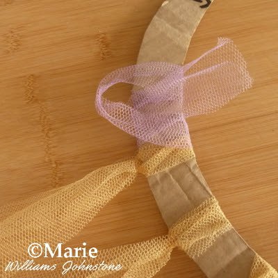 Securing the netting strip to the wreath