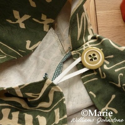 Button fastening with elasticated loop